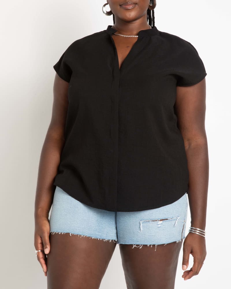 Front of a model wearing a size 22 Lightweight Woven Blouse in Black Onyx by ELOQUII. | dia_product_style_image_id:294934